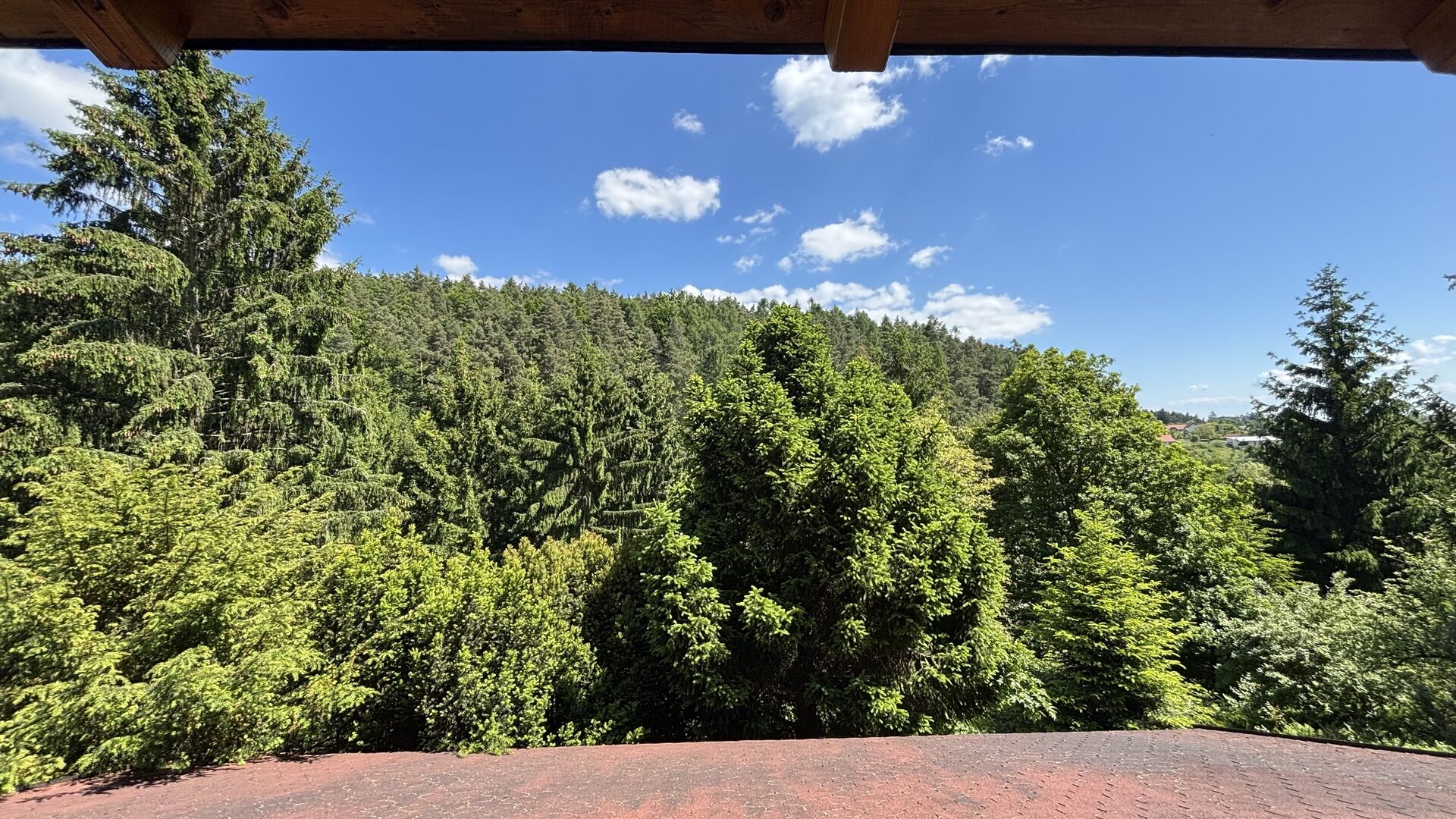 Rekreační, dvoupodlažní objekt s podkrovím, 2+1 75 m2, terasa, garáž, pozemek 420 m2