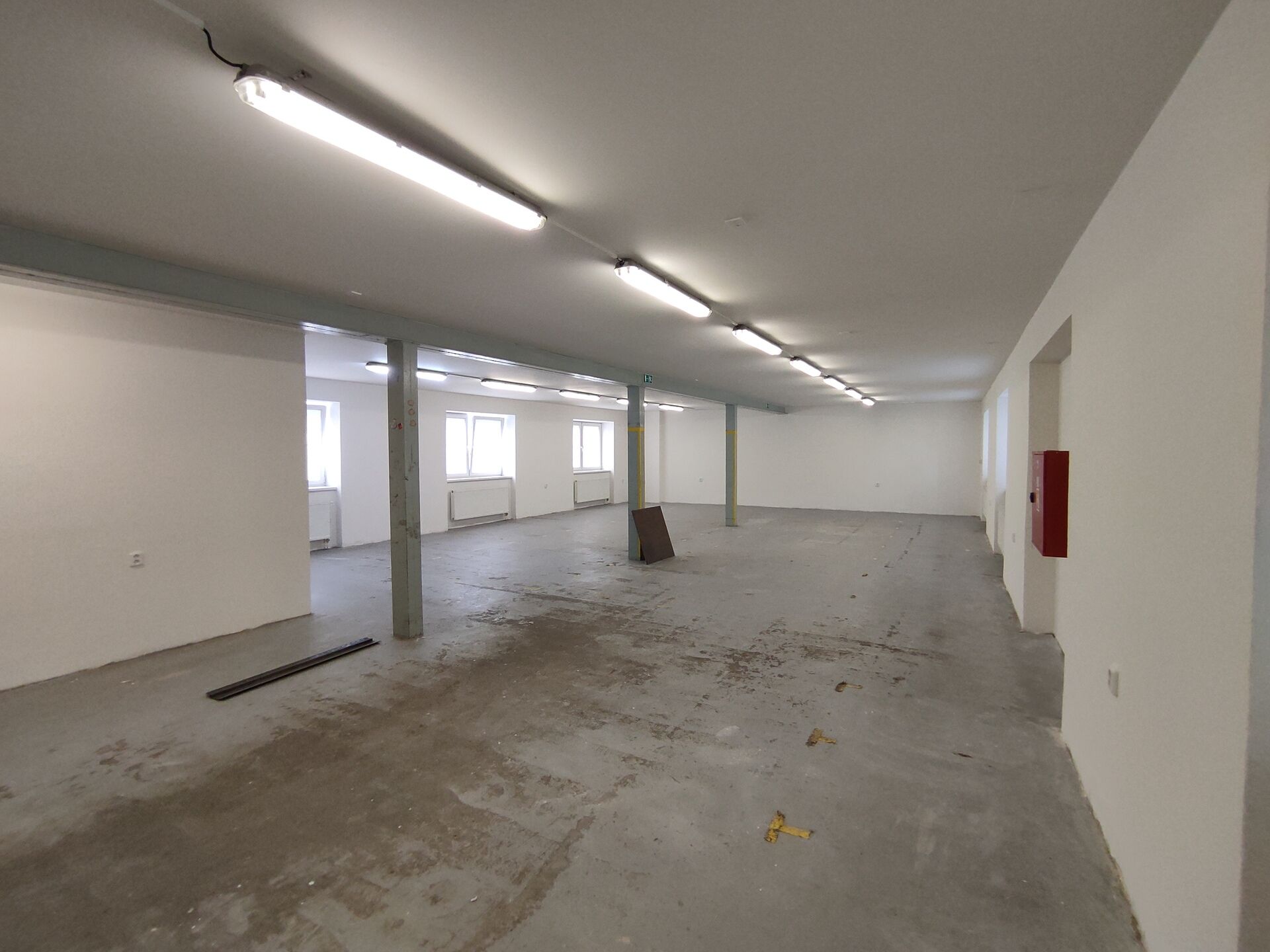 Pronájem skladového prostoru s kancelářemi 245 m2
