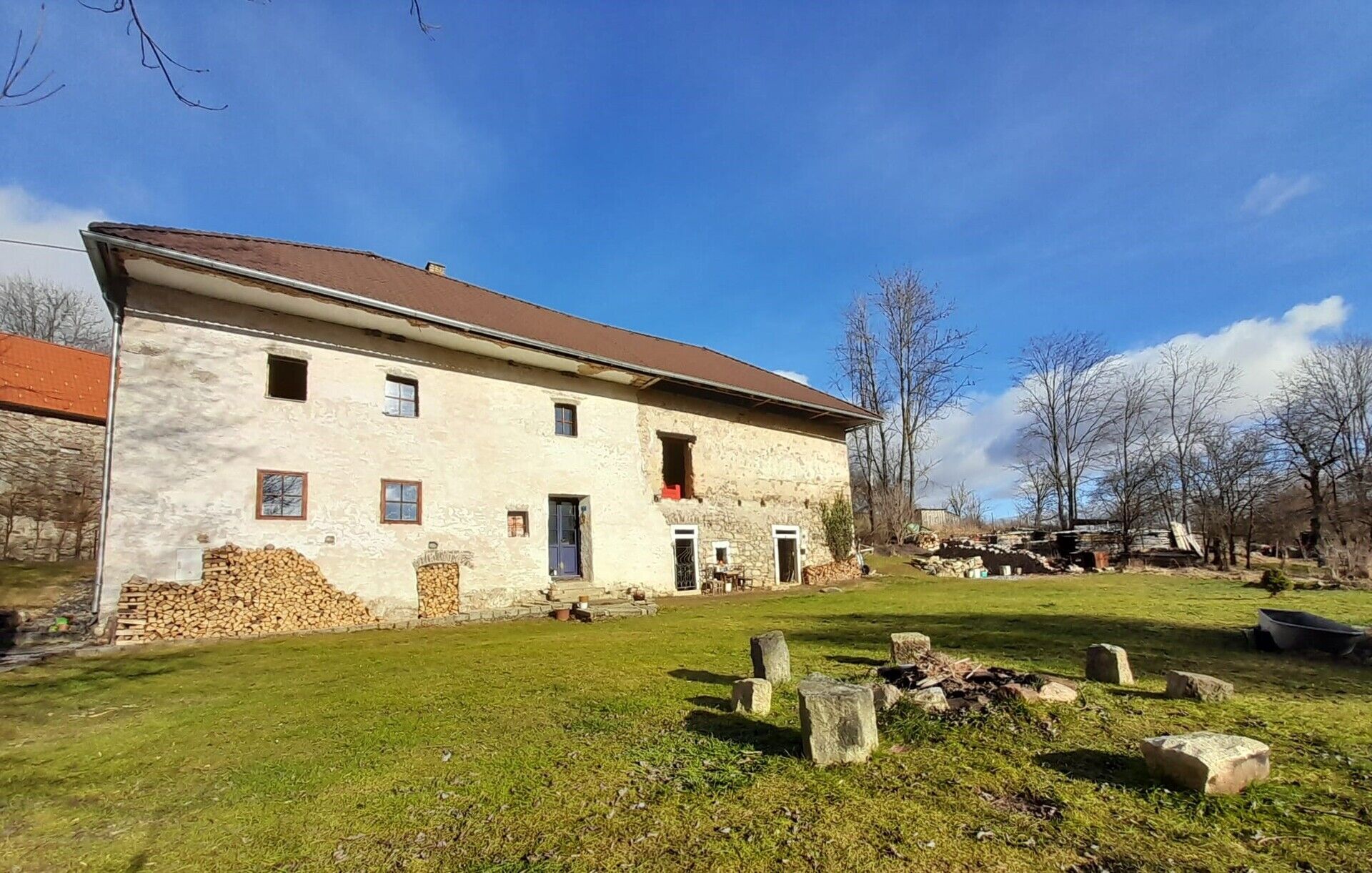 Dvoupodlažní tradiční venkovský dům, Hořice na Šumavě, více než 200 m2 už plochy a 1250 m2 pozemku