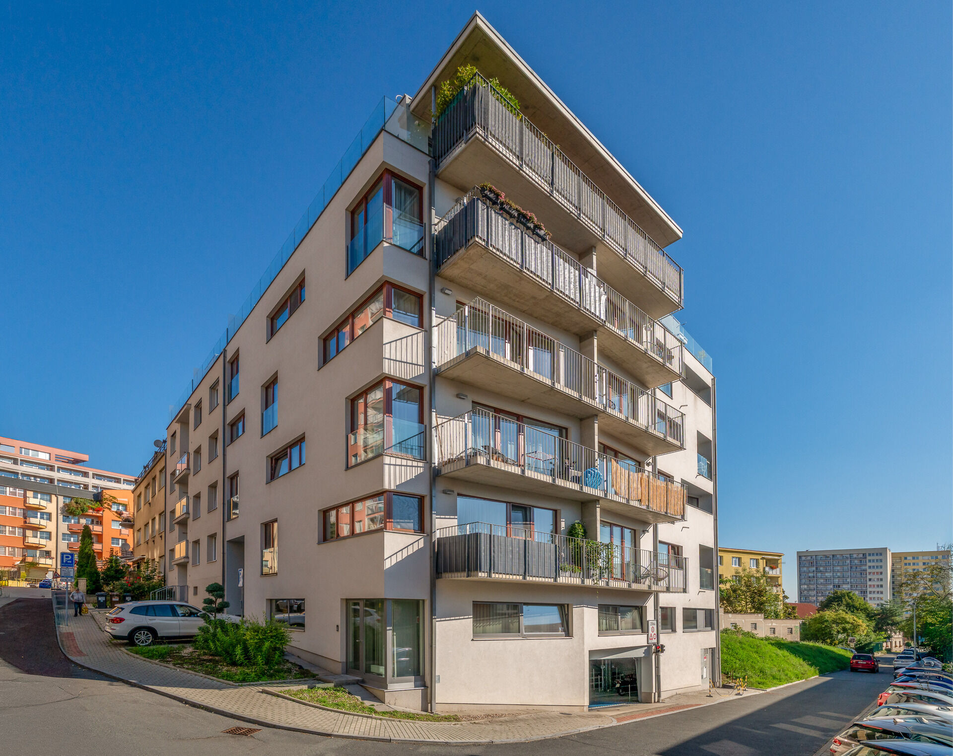 Pronájem prostorného 3+kk,104 m2 s balkonem a možností parkování, Praha 6