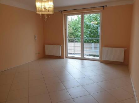 Místnost s balkonem 1 | Pronájem - kanceláře, 76 m²