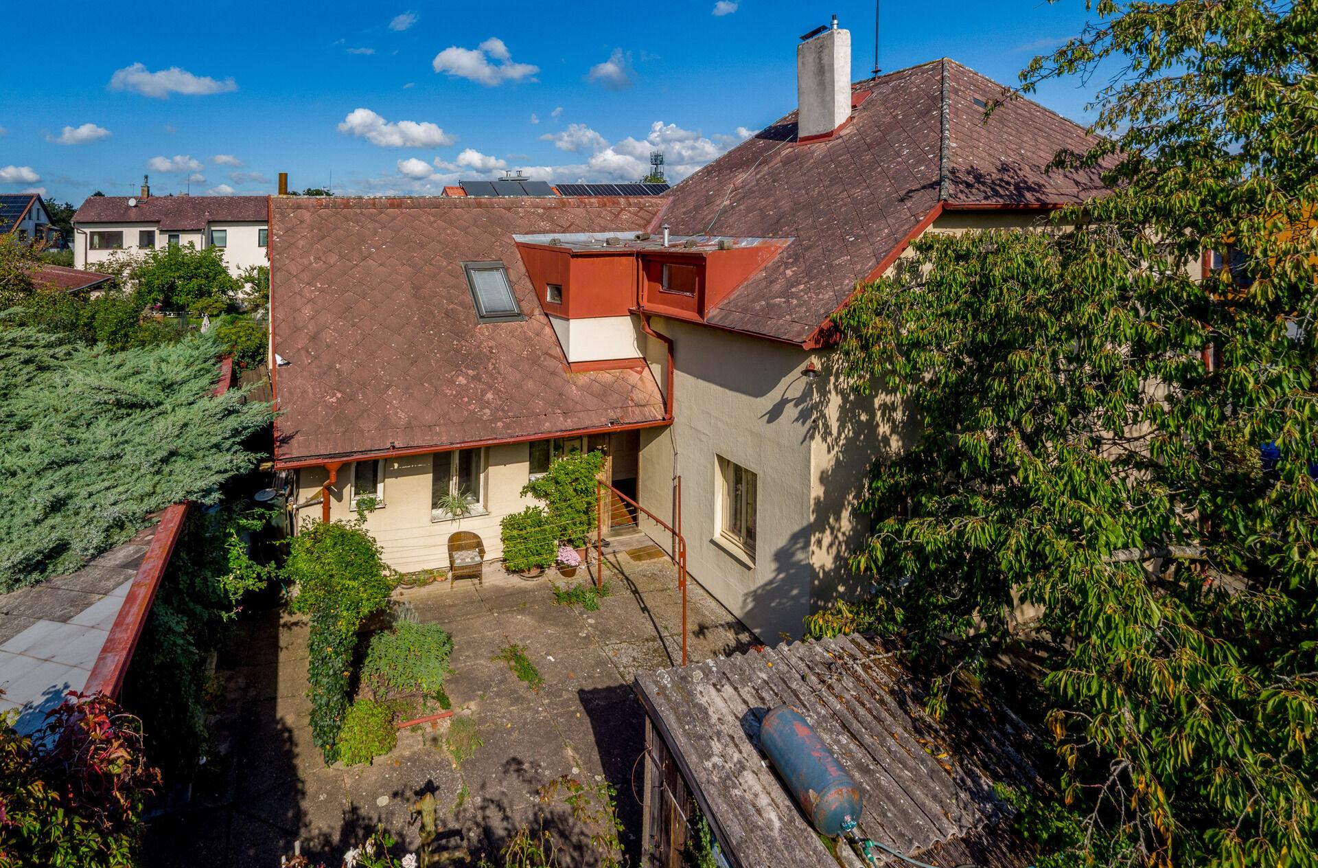 Pronájem dvougeneračního rodinného domu 6+2 200 m2 s rozlehlou zahradou 1278 m2