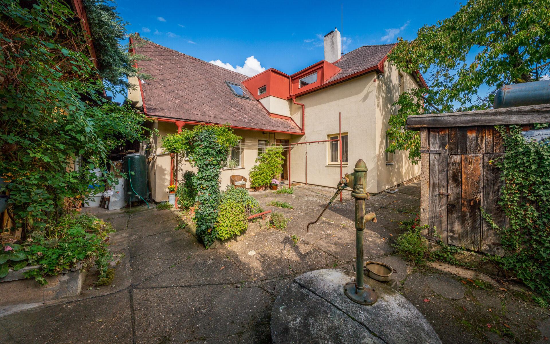 Pronájem dvougeneračního rodinného domu 6+2 200 m2 s rozlehlou zahradou 1278 m2