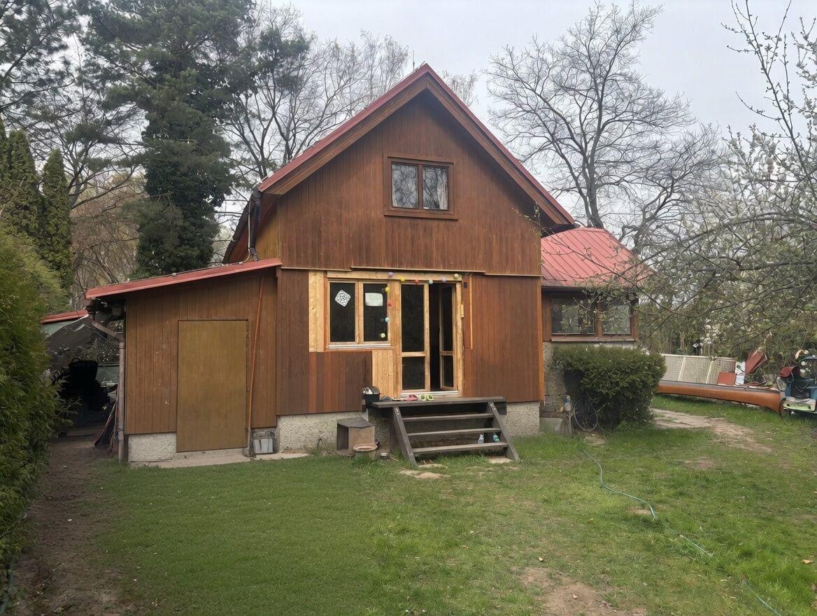 Prodej celoročně obyvatelné chaty na rozlehlém pozemku 1094 m2, Praha východ, Káraný