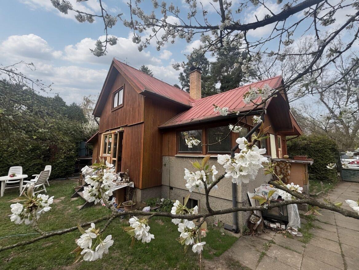 Prodej celoročně obyvatelné chaty na rozlehlém pozemku 1094 m2, Praha východ, Káraný