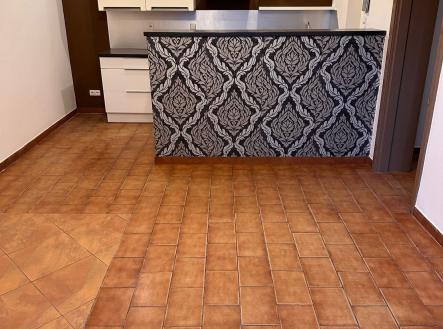 Kuchyň s moderním obkladem, dlažbou a vestavěnými skříněmi, ideální pro rekonstrukci nebo modernizaci. | Prodej - obchodní prostor, 74 m²