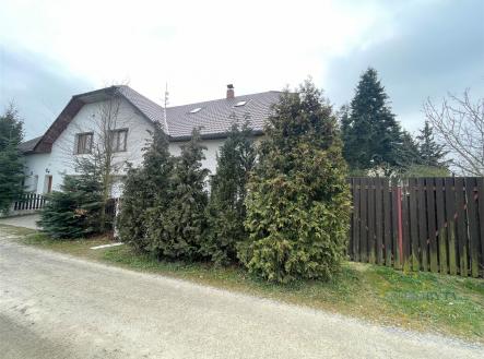 Rodinný dům s tradiční střešní krytinou, obklopený zelení, s dřevěným plotem. Klidná lokalita, blízkost přírody, ideální pro rodinné bydlení. | Pronájem bytu, garsoniéra, 12 m²