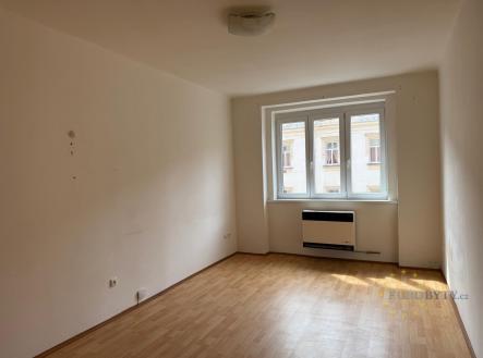 Světlý pokoj s parketovou podlahou, velká okna, vytápění pomocí topného panelu, minimalistický styl, vhodný pro rekonstrukci. | Pronájem bytu, 1+kk, 35 m²