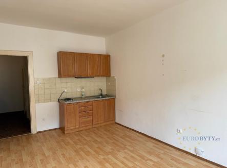 Kuchyňský kout s dřevěnými skříňkami, parketová podlaha, světlý prostor, vhodný k rekonstrukci. | Pronájem bytu, 1+kk, 35 m²