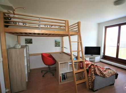 kancelář s dřevěná podlaha, přízemní radiátor, televize, a přirozené světlo | Pronájem bytu, 1+kk, 36 m²