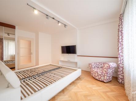 Hlavní ložnice, chcete-li master bedroom, je orientovaná do vnitrobloku a má balkon. Navíc má vlastní vstup do prostorné koupelny s toaletou. | Prodej bytu, 3+1, 125 m²