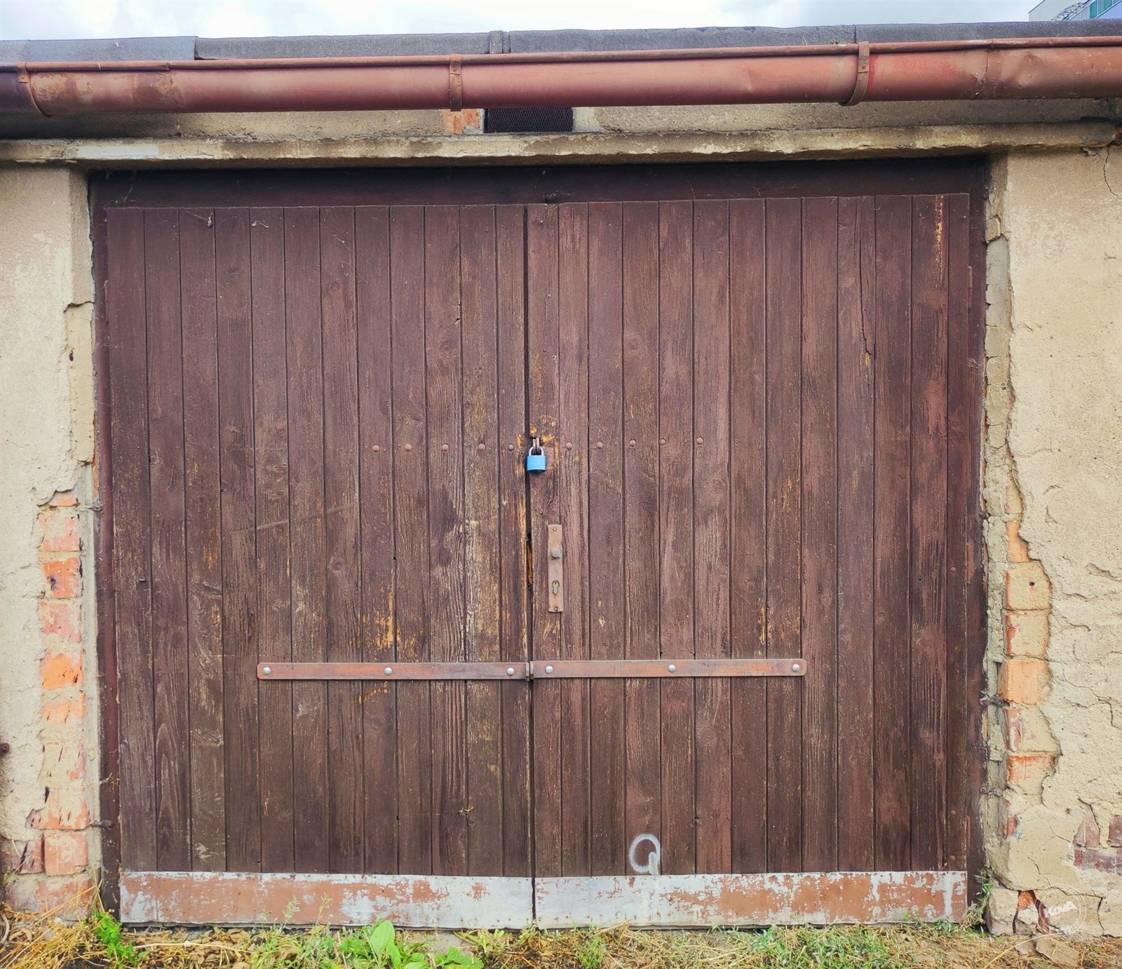 Dřevěná vrata na 2 zámky, rozměr vrat 2x2,3 m