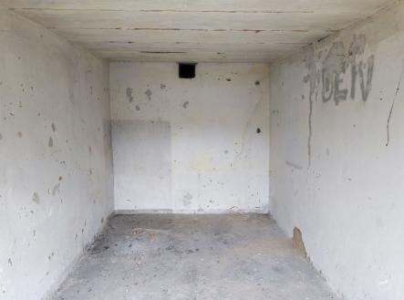 Vnitřní prostor garáže 2,75 x 5,75 m | Prodej - malý objekt/garáž