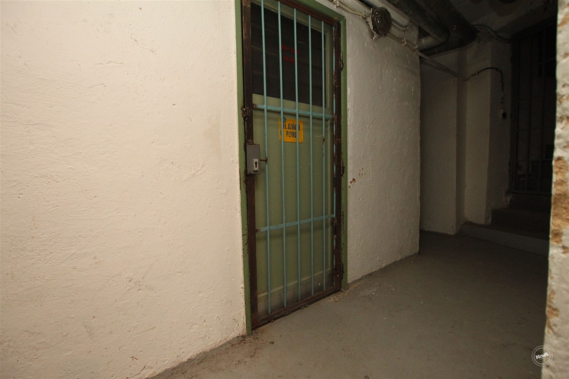 vstup do skladu je opatřen ochranou mříží