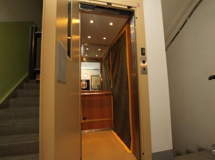 výtah do úrovně skladu | Pronájem - skladovací prostor, 53 m²