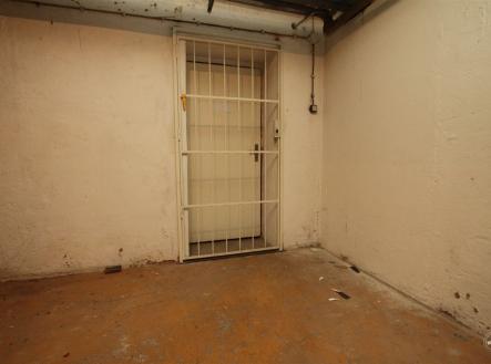 vstupní dveře s mříží | Pronájem - skladovací prostor, 62 m²