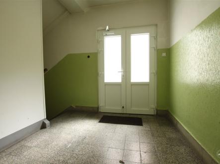 zadní vstup do budovy z vnitrobloku | Pronájem - skladovací prostor, 62 m²