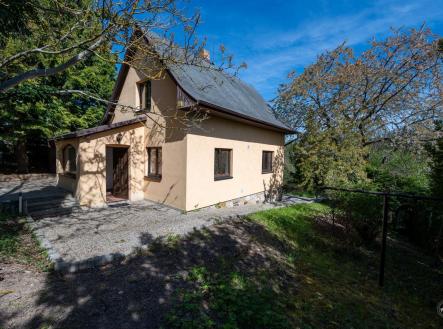 Rodinný dům s terasou, obklopený zelení, nabízí klidné prostředí. Přírodní prvky a klidná lokalita vynikají v exteriéru tohoto domu. | Prodej - chata/rekreační objekt, 150 m²