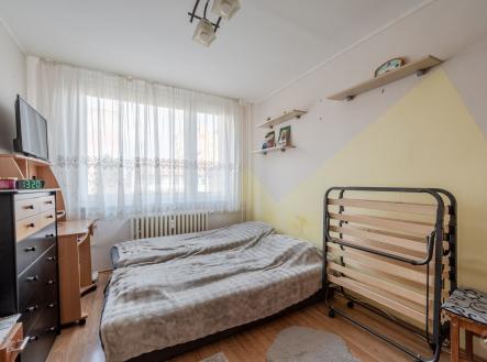 Světlá ložnice s parketovou podlahou má velká okna, ideální pro útulné bydlení. | Prodej bytu, 4+1, 85 m²