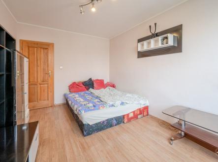 Ložnice s parketovou podlahou, dřevěnými dveřmi nabízí moderní a světlý prostor ideální pro bydlení. | Prodej bytu, 4+1, 85 m²