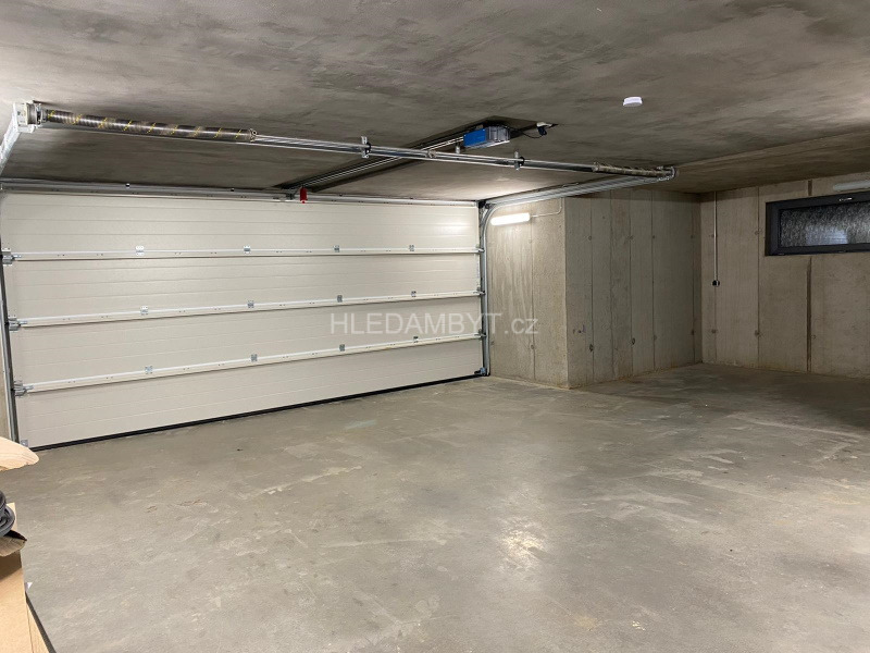 Pronájem novostavby Praha 6 Suchdol 4+kk s terasou a garážovým stáním Nad Mohylou