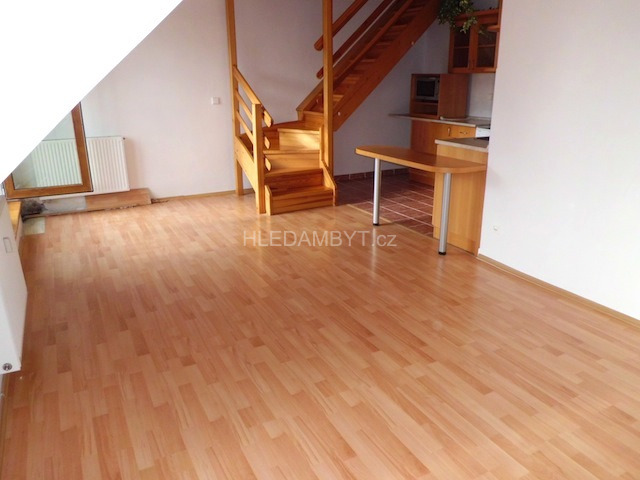 Pronájem Praha východ Šestajovice 2+kk mezonet Komenského