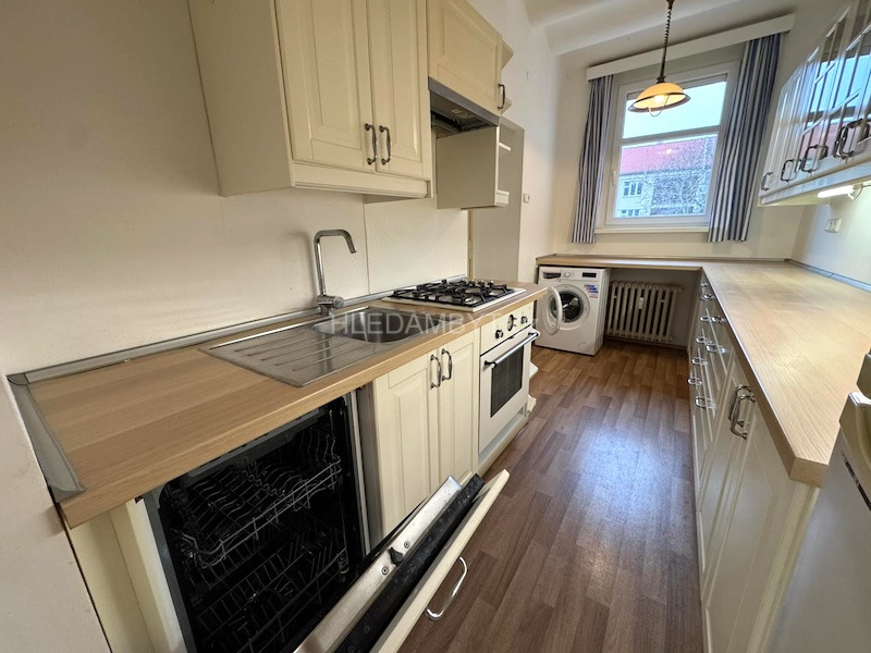 Pronájem bytu Praha 10 Strašnice 3+1 se dvěma lodžiemi Dětská