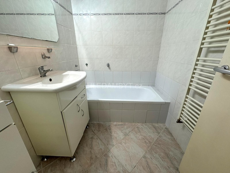 Pronájem bytu Praha 10 Strašnice 3+1 se dvěma lodžiemi Dětská