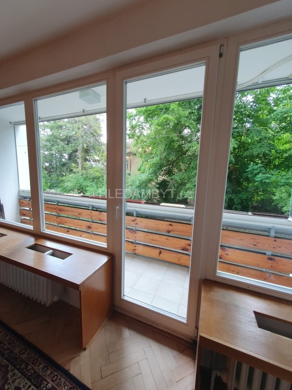 Pronájem bytu Praha 6 Dejvice 3+1 s lodžií Vostrovská