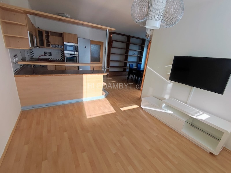 Pronájem bytu Praha 6 Petřiny 3+kk s balkonem a garážovým stáním Rejchova