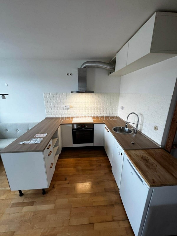 Pronájem bytu Praha východ Šestajovice 3+kk s balkonem 