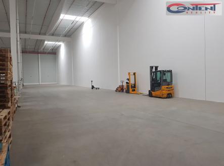 Pronájem - skladovací prostor, 860 m²