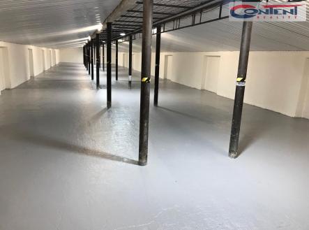 Pronájem - skladovací prostor, 888 m²