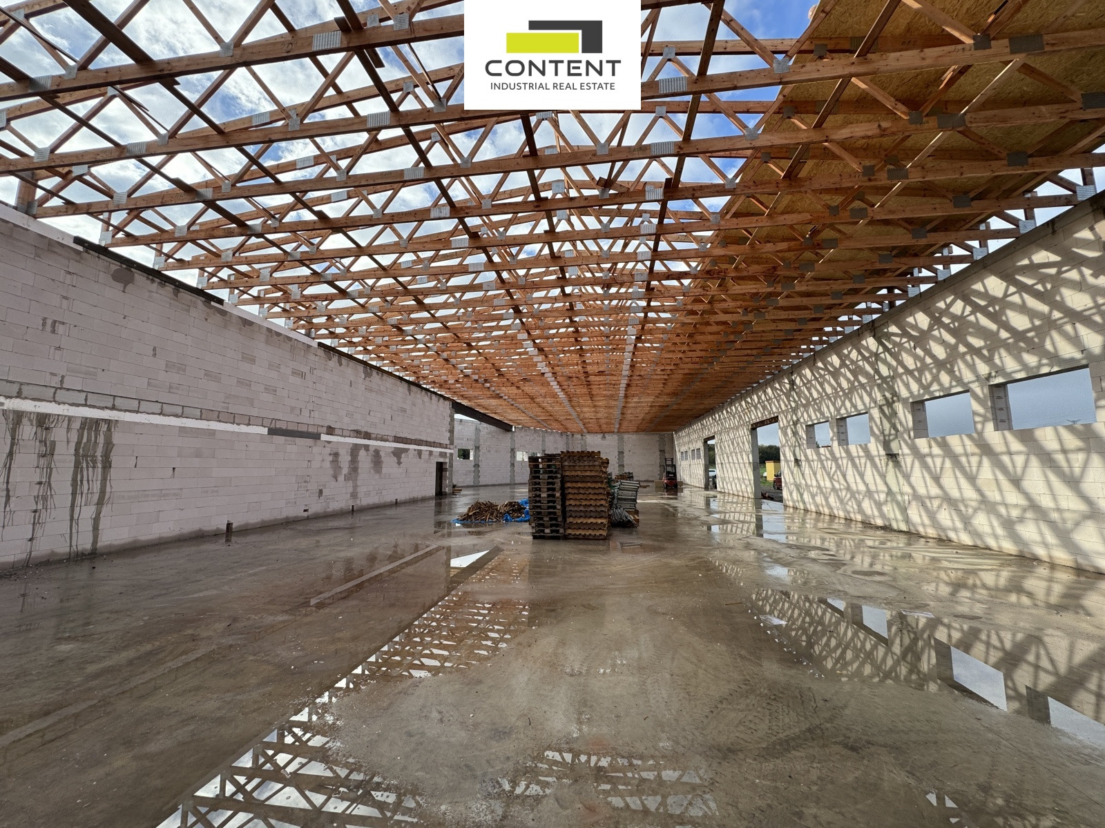 Pronájem sídla společnosti, skladové a prodejní prostory  2357 m²