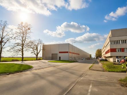 Pronájem - skladovací prostor, 2 592 m²