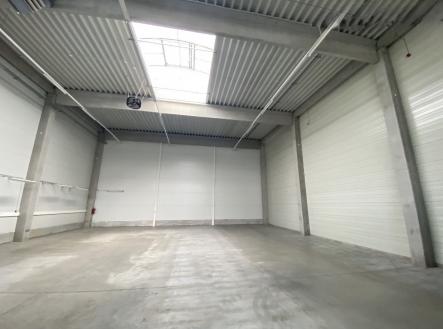 Pronájem - skladovací prostor, 864 m²