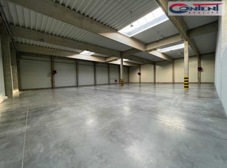 Pronájem - skladovací prostor, 882 m²