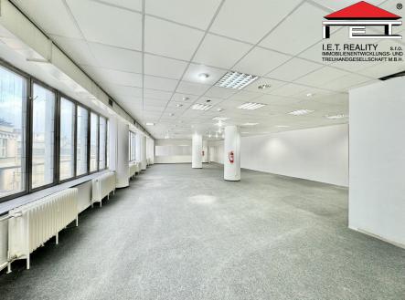 Pronájem - obchodní prostor, 305 m²