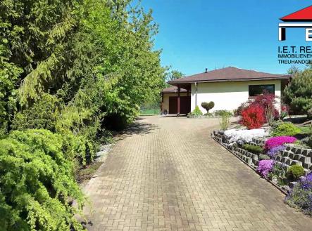 pohled cesta | Prodej - dům/vila, 275 m²