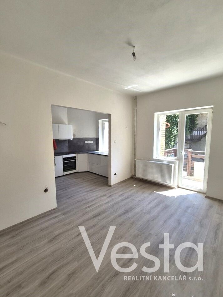 Slunný byt 2+1 s terasou v Bynově