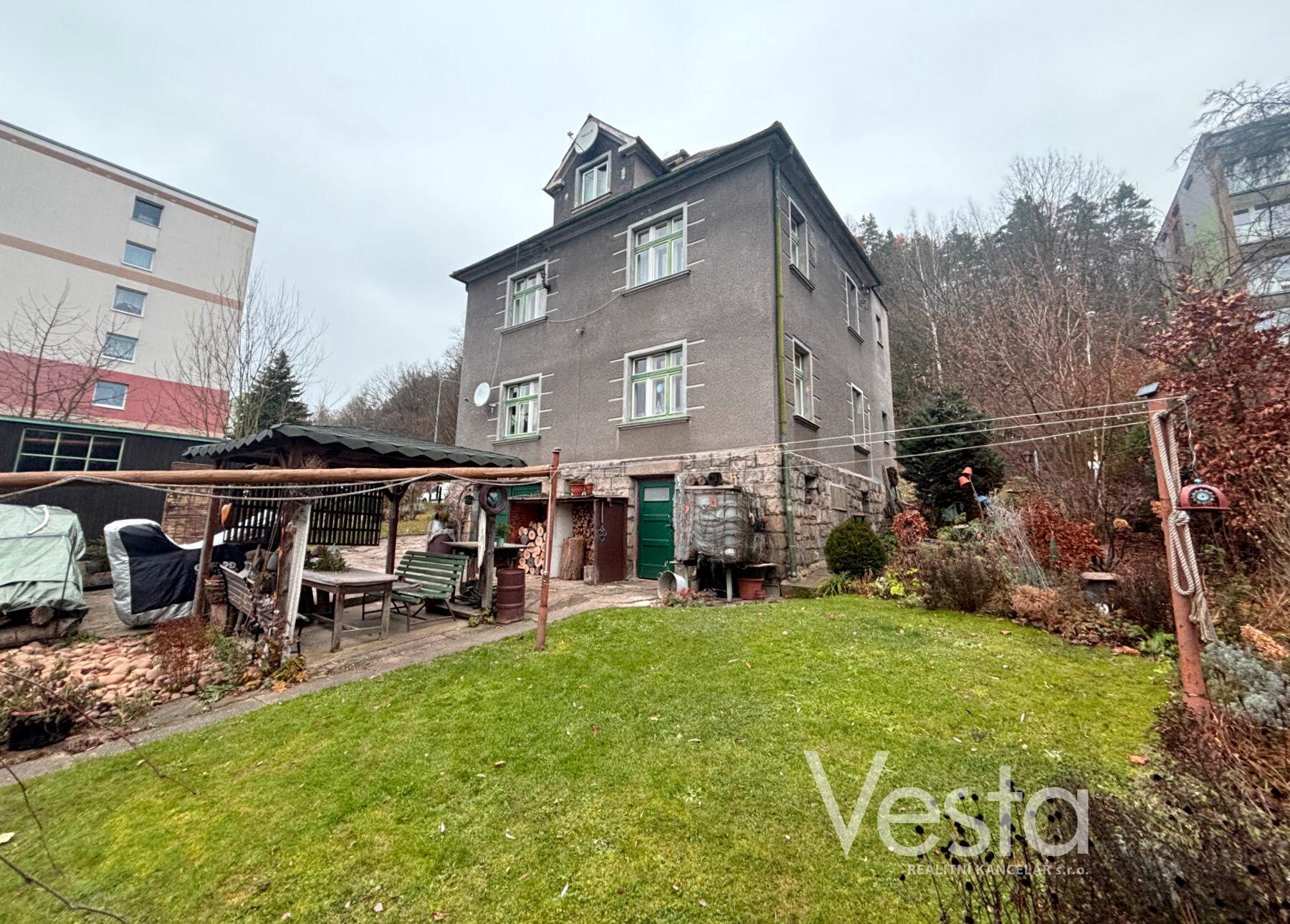 Rodinný dům se zahradou a garáží