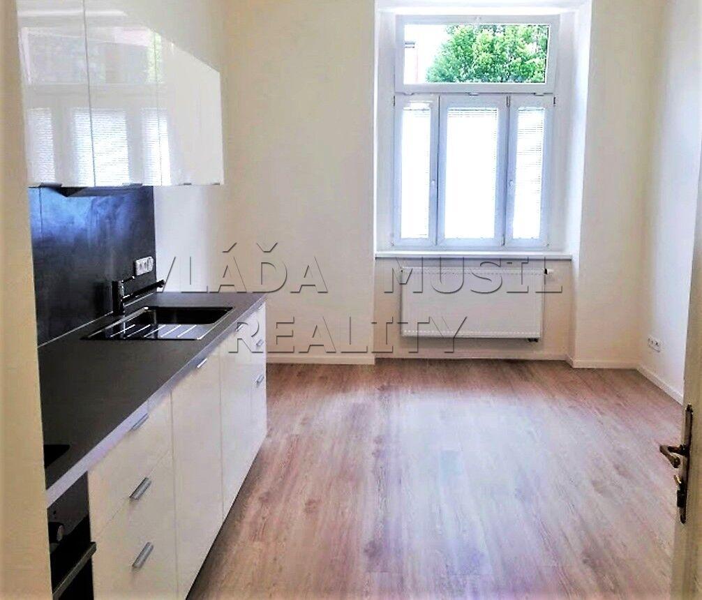 Nájem kompletně zrekonstruovaného bytu 2+kk v Praze 8 Libni, ulice Novákových.
