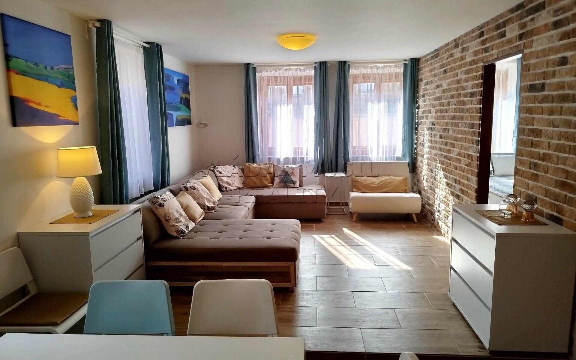 Nájem zrekonstruovaného zařízeného bytu 2+kk, Kácov, okres Kutná Hora.