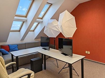 Gemini_Generated_Image_d25h3sd25h3sd25h.jpg | Prodej - nájemní dům, 1 140 m²