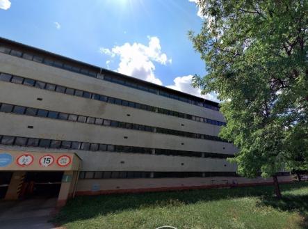 Pohled na dům | Pronájem - malý objekt/garáž