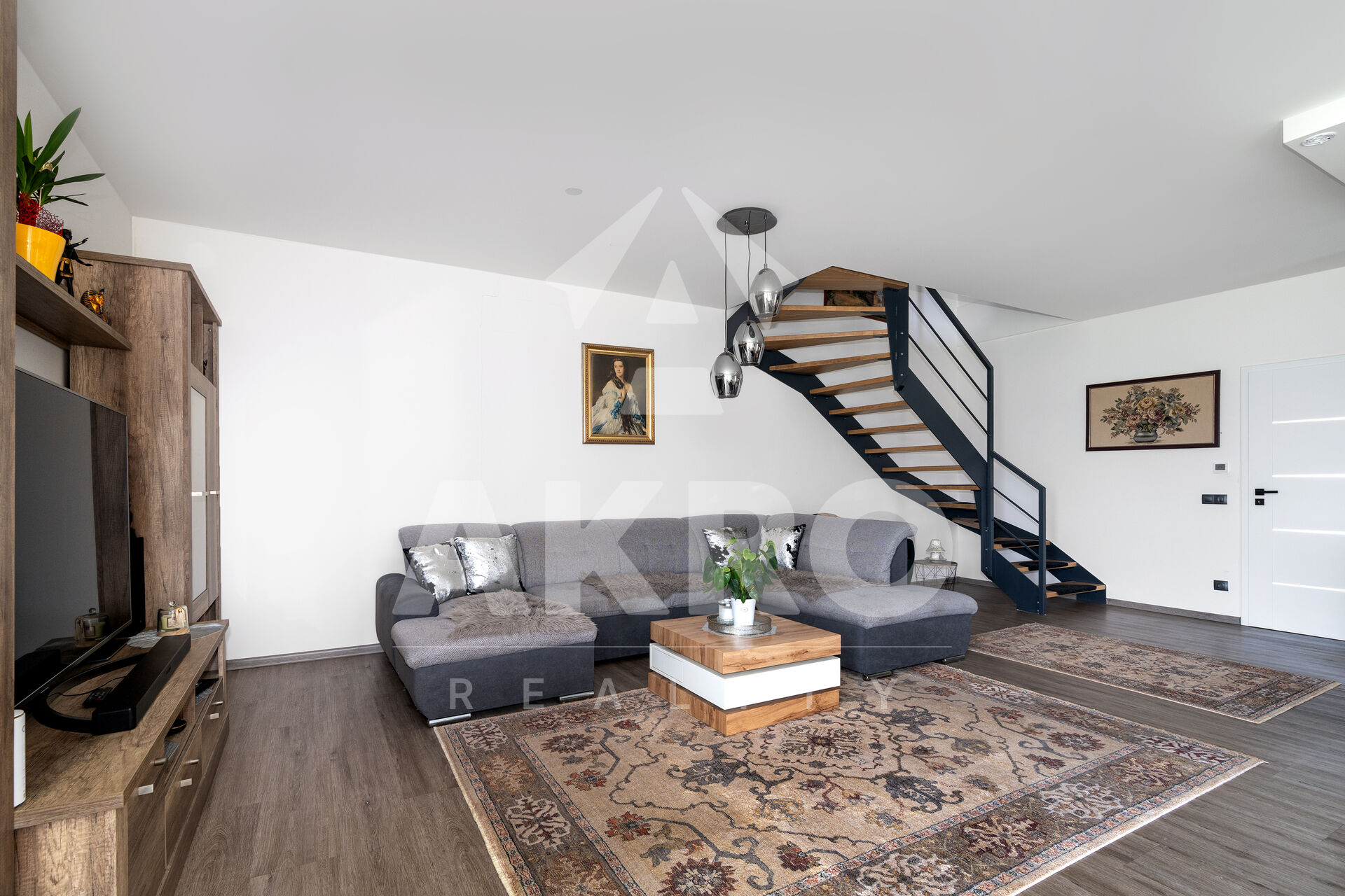 Prodej bytu 4+kk s terasou a zahradou, dvě parkovací stání na pozemku