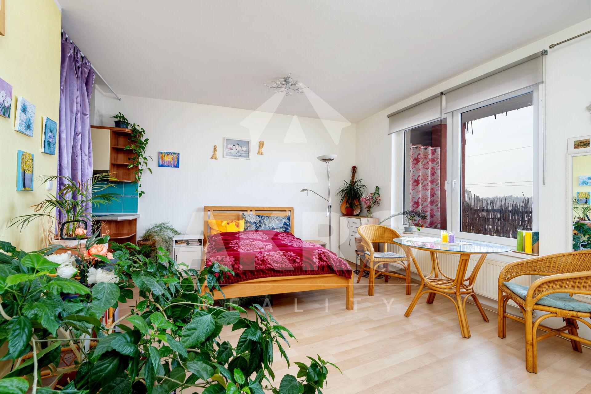 Prodej bytu v osobním vlastnictví 1+kk 45m2 s balkonem Praha 9 Nademlejnská