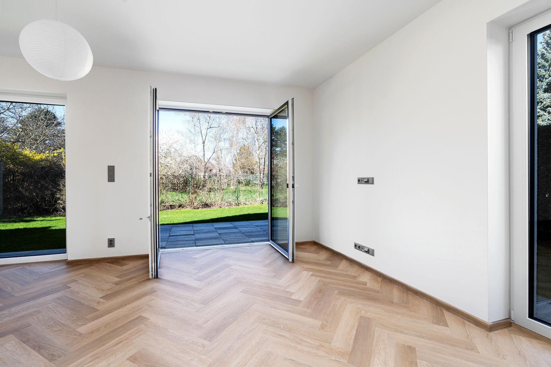 Prodej novostavby 4+kk 140m2, zahrádka 174m2, suterén 19m2, dvě parkovací místa, FVE, PENB B
