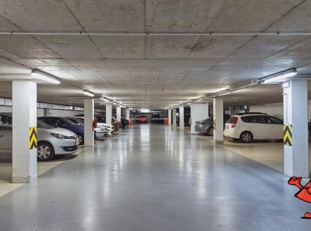 Pronájem garážového stání Praha 8 Hnězdenská - ulička | Pronájem - malý objekt/garáž