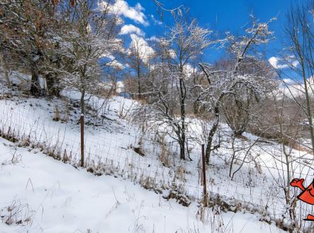 Parcela na prodej Volfartice - pohledc na plot | Prodej - pozemek pro bydlení, 1 372 m²